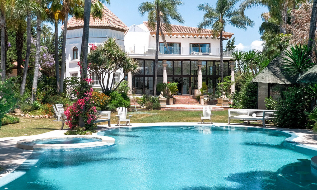 10 Bedroom Detached Villa For Sale Nueva Andalucía