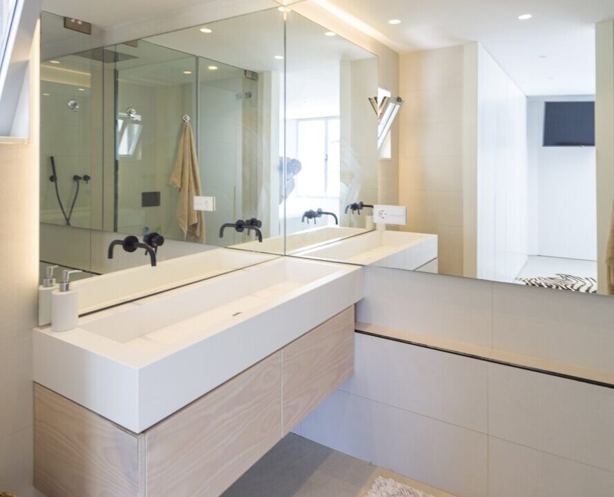 Bathroom 2 bedroom apartment for rent in Puerto Banus, beachside, sea views, Marbella, Costa del Sol