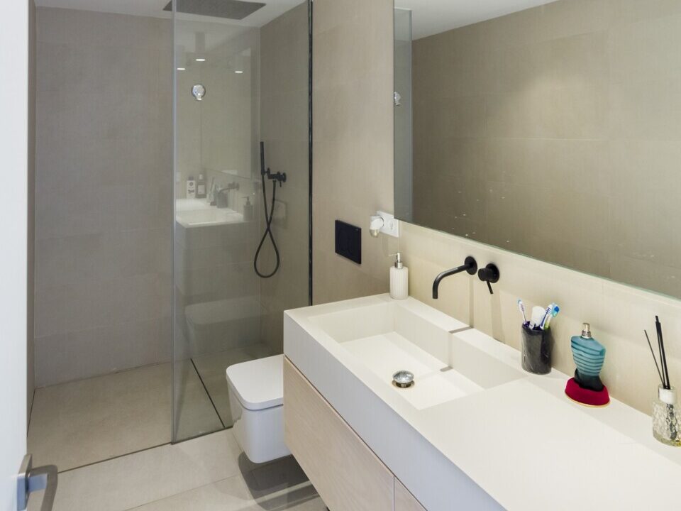 Bathroom2 2 bedroom apartment for rent in Puerto Banus, beachside, sea views, Marbella, Costa del Sol