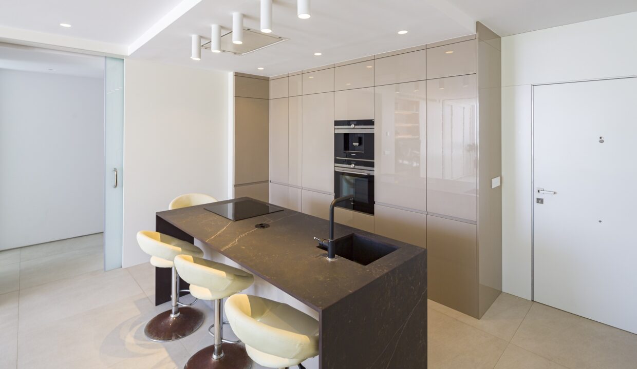 Kitchen4 2 bedroom apartment for rent in Puerto Banus, beachside, sea views, Marbella, Costa del Sol