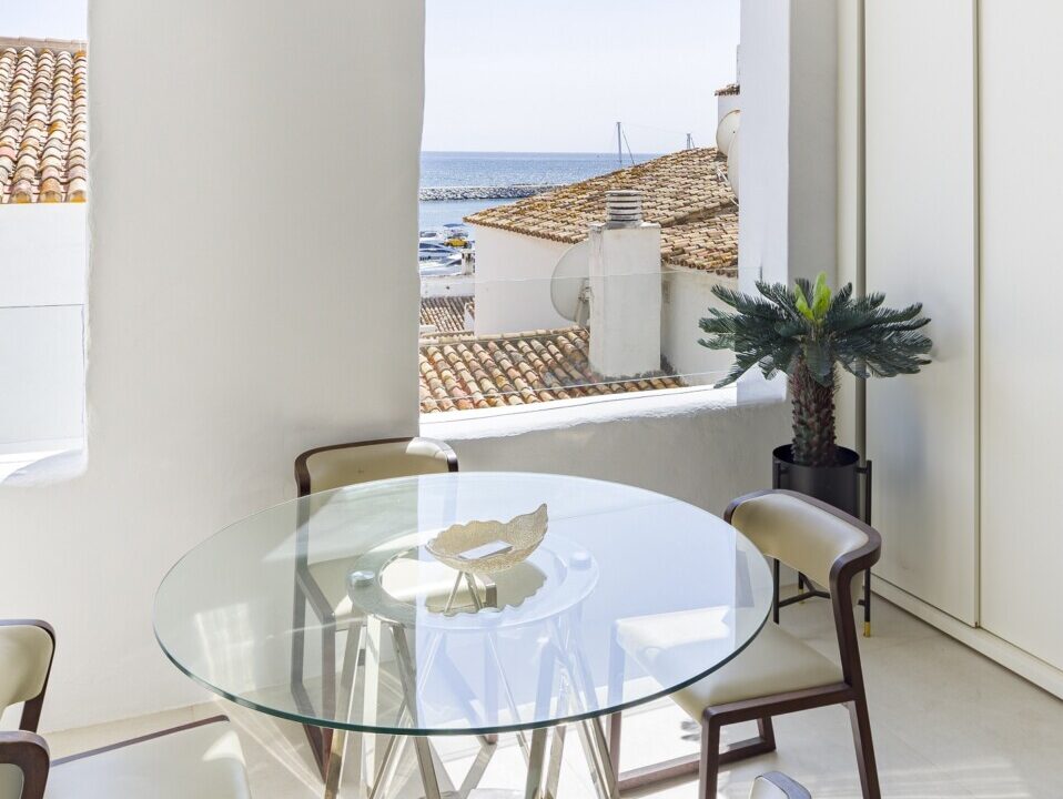 Terrace 1 2 bedroom apartment for rent in Puerto Banus, beachside, sea views, Marbella, Costa del Sol