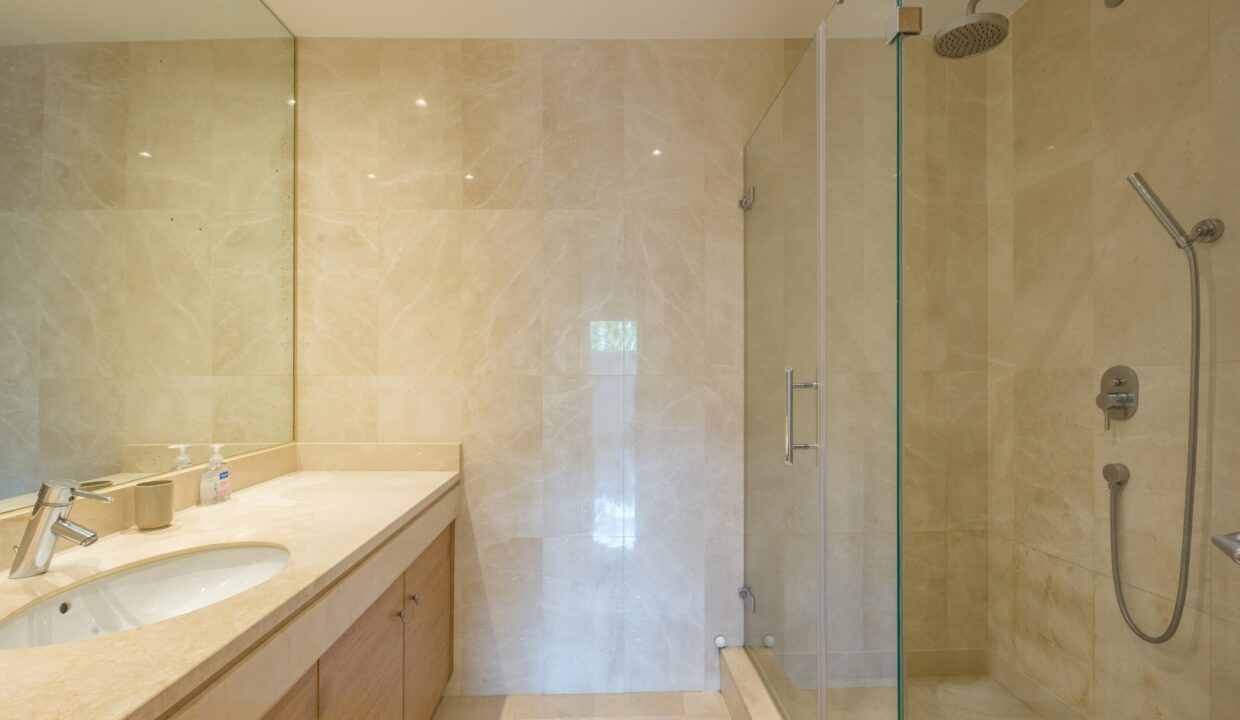 Bathroom, front line beach complex 3 bedroom 3 bathroom apartment with swimming pool for rent in Alcazaba beach, Estepona, Spain