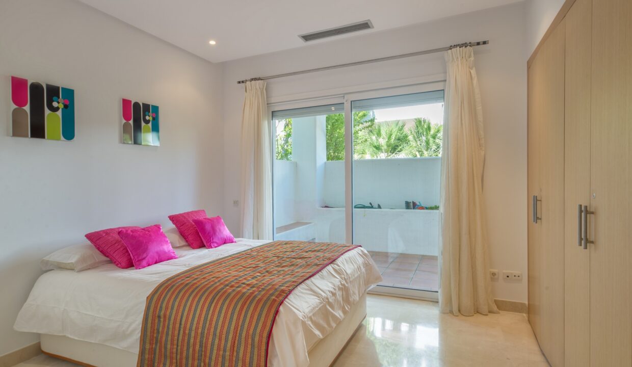 3 bedroom 3 bathroom apartment with swimming pool in Alcazaba beach, Estepona, Spain - Jacques Olivier marbella
