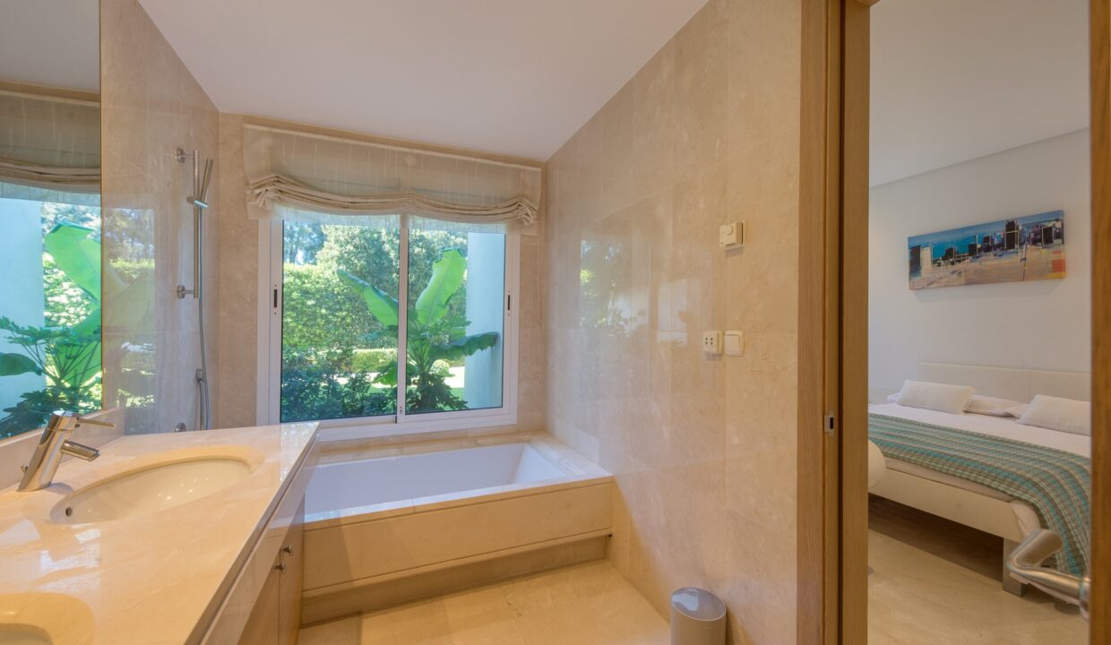 3 bedroom 3 bathroom apartment with swimming pool for rent in Alcazaba beach, Estepona, Spain - Jacques Olivier marbella