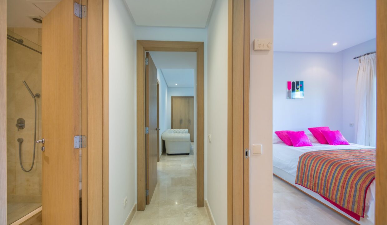 Halway, front line beach complex 3 bedroom 3 bathroom apartment with swimming pool for rent in Alcazaba beach, Estepona, Spain