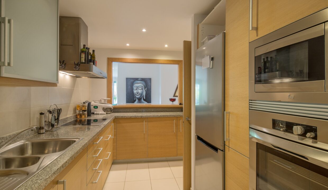 Kitchen 1, front line beach complex 3 bedroom 3 bathroom apartment with swimming pool for rent in Alcazaba beach, Estepona, Spain
