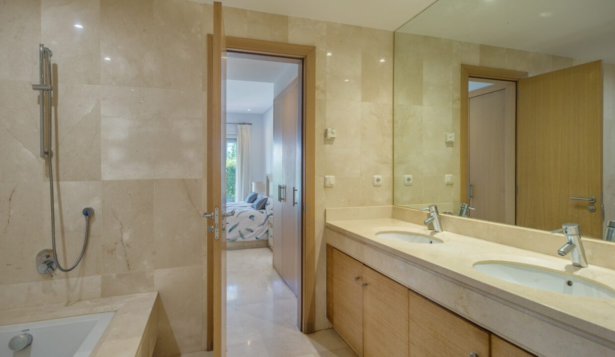 Master bathroom front line beach complex 3 bedroom 3 bathroom apartment with swimming pool for rent in Alcazaba beach, Estepona, Spain