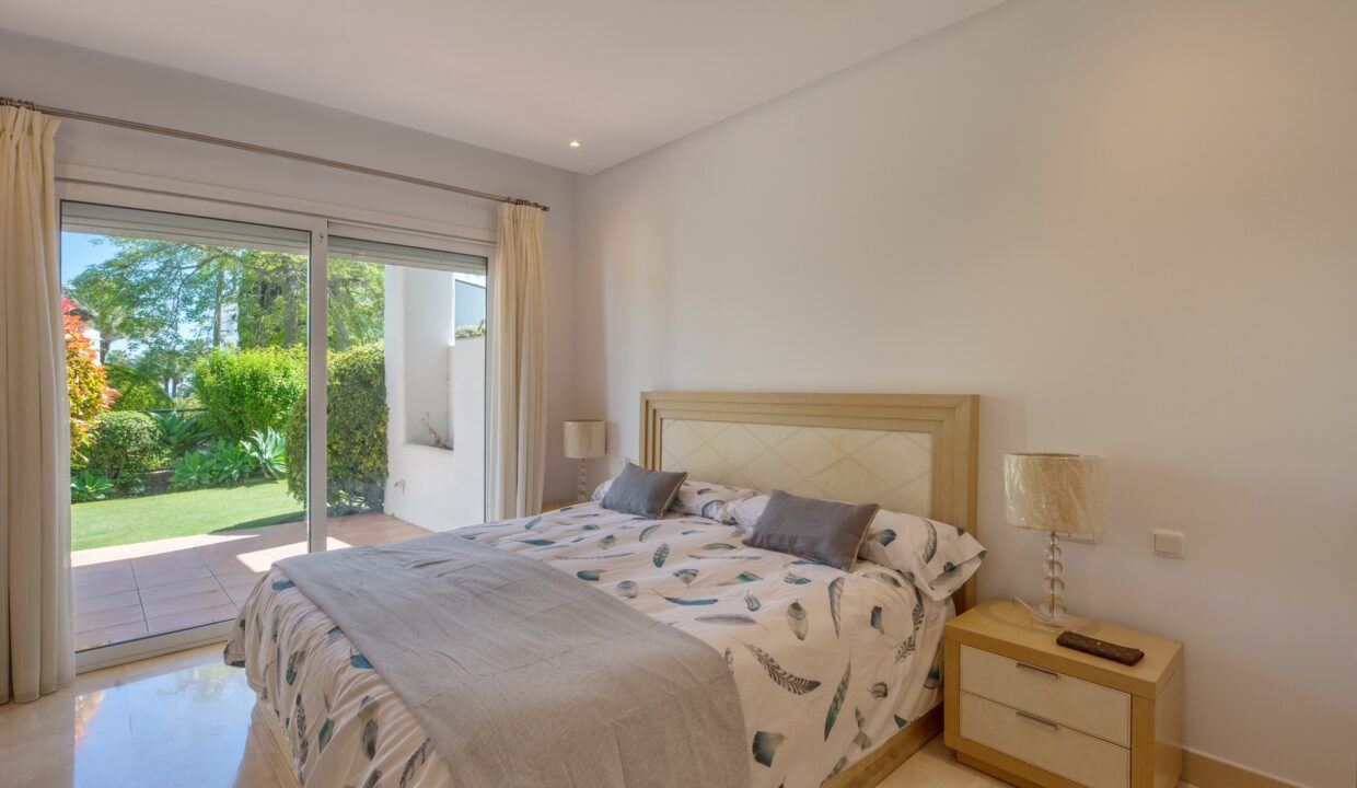 Master bedroom with ensuite bathroom front line beach complex 3 bedroom 3 bathroom apartment with swimming pool for rent in Alcazaba beach, Estepona, Spain