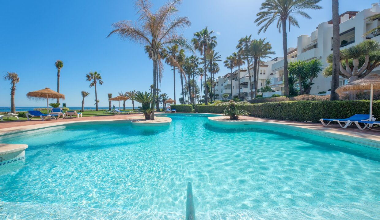 Pool with sea views 1, front line beach complex 3 bedroom 3 bathroom apartment with swimming pool for rent in Alcazaba beach, Estepona, Spain