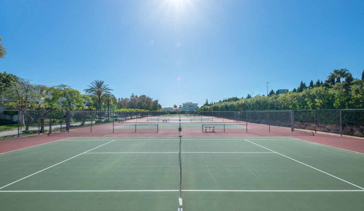 Tennis courts, front line beach complex 3 bedroom 3 bathroom apartment with swimming pool for rent in Alcazaba beach, Estepona, Spain