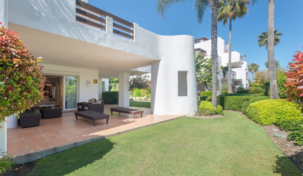 Terrace and garden, front line beach complex 3 bedroom 3 bathroom apartment with swimming pool for rent in Alcazaba beach, Estepona, Spain