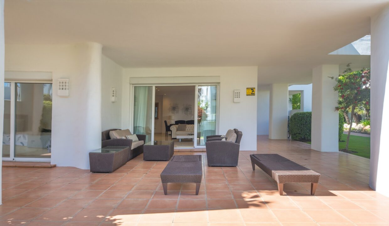 Terrasse and garden, front line beach complex 3 bedroom 3 bathroom apartment with swimming pool for rent in Alcazaba beach, Estepona, Spain